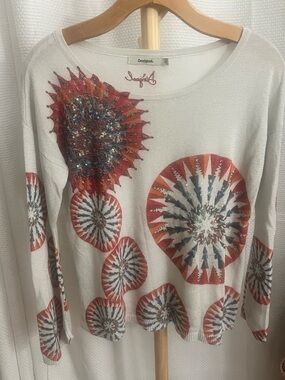 Desigual silvery white Sweater with Red and Blue Sunburst Motifs